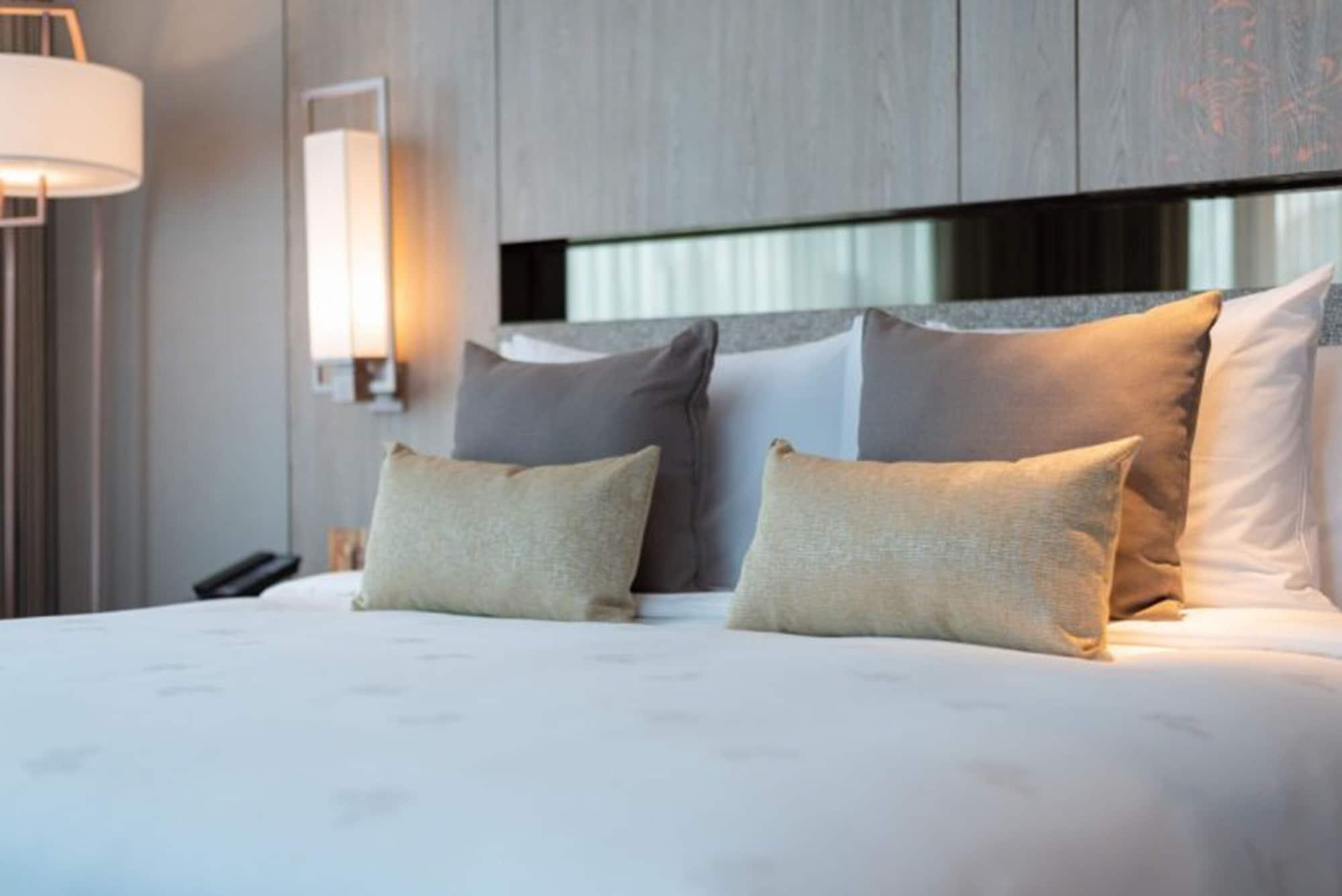 Hotel Nikko Bangkok Buitenkant foto A bed with cushions