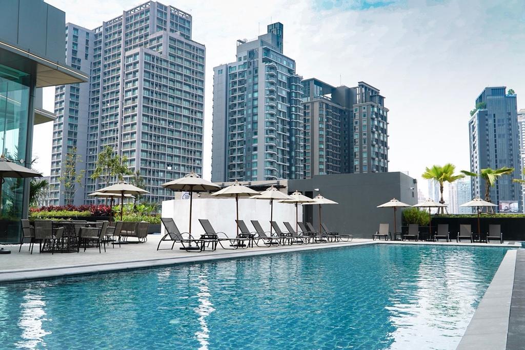 Hotel Nikko Bangkok Buitenkant foto The swimming pool at the 10th floor of the complex