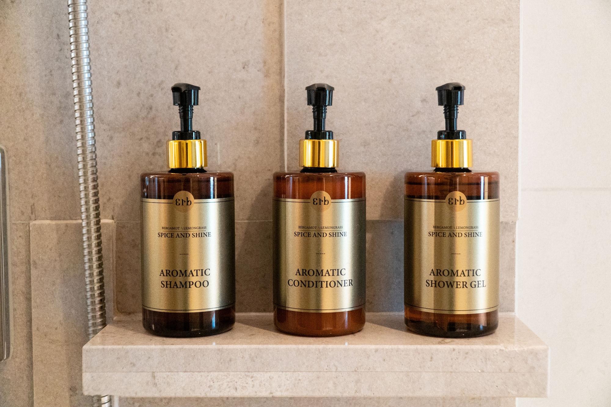Hotel Nikko Bangkok Buitenkant foto Shampoo, conditioner and shower gel