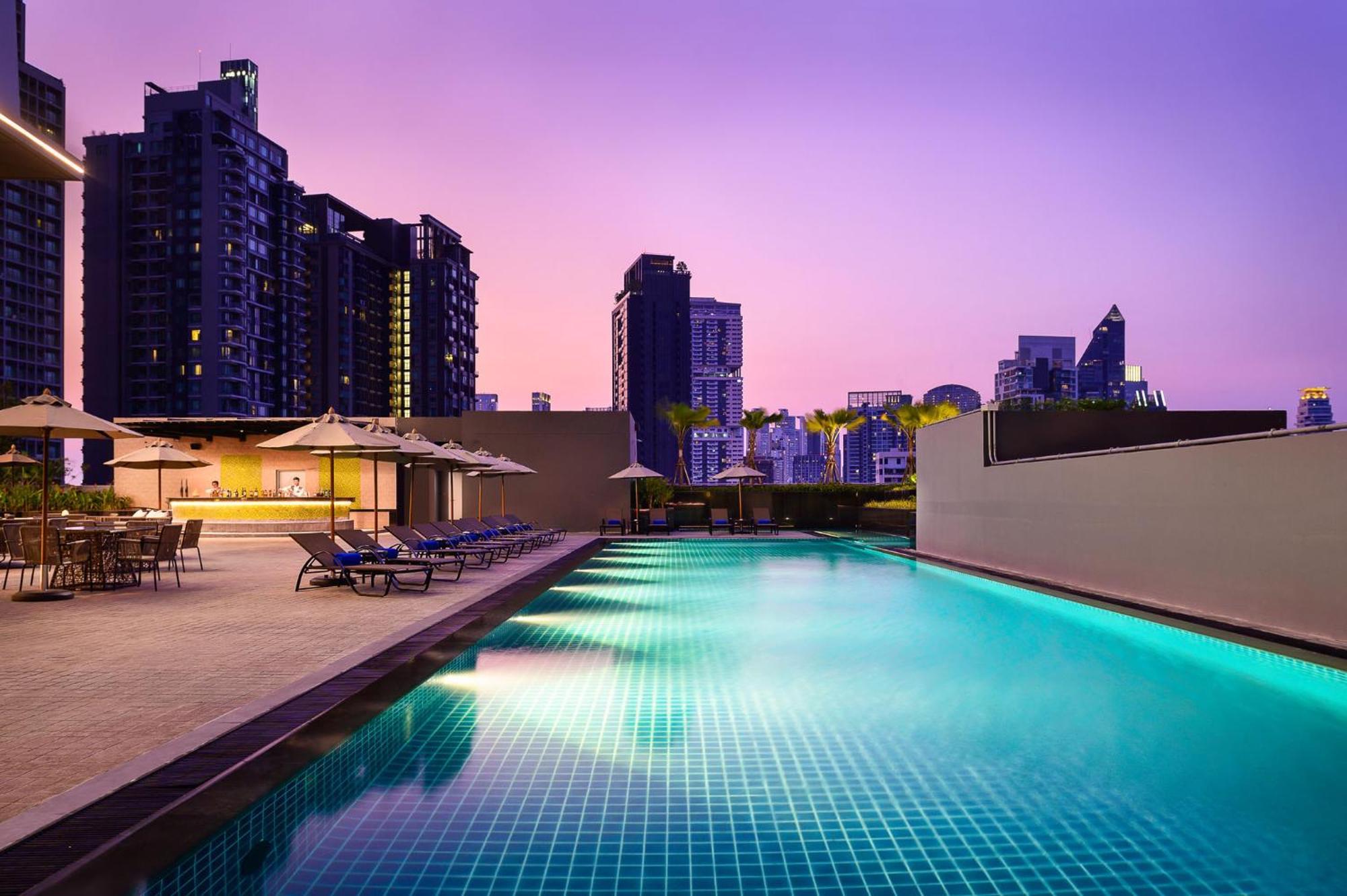 Hotel Nikko Bangkok Buitenkant foto The swimming pool at the hotel