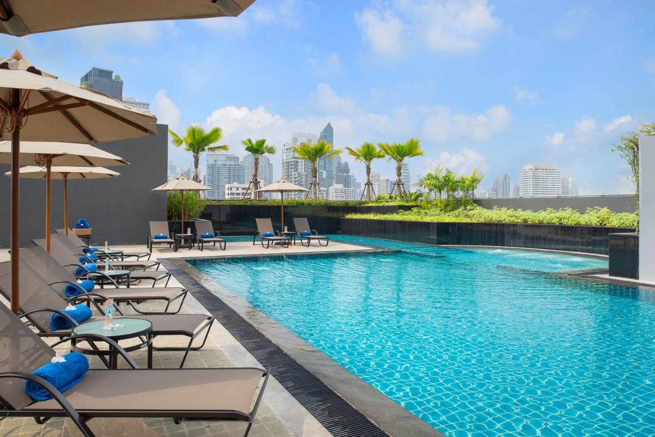 Hotel Nikko Bangkok Buitenkant foto The swimming pool at the hotel