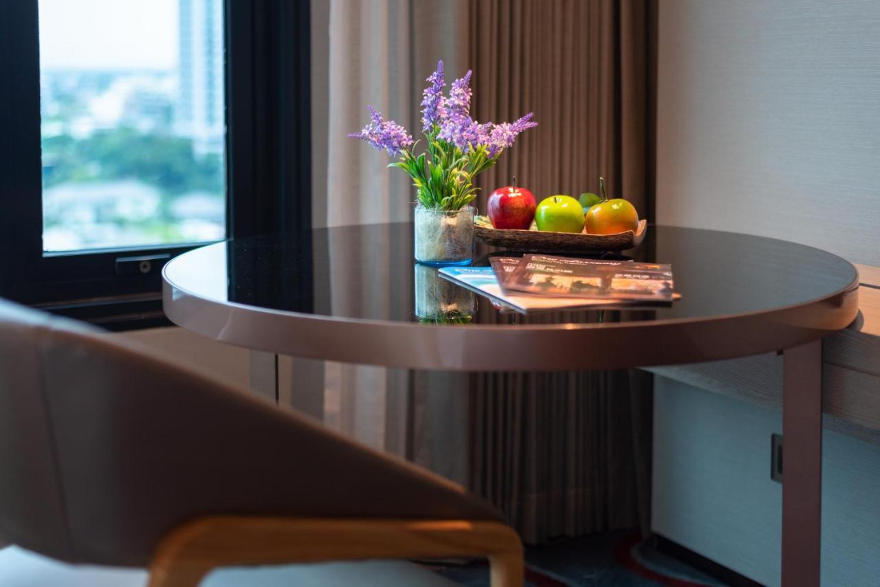 Hotel Nikko Bangkok Buitenkant foto A table with a fruit bowl